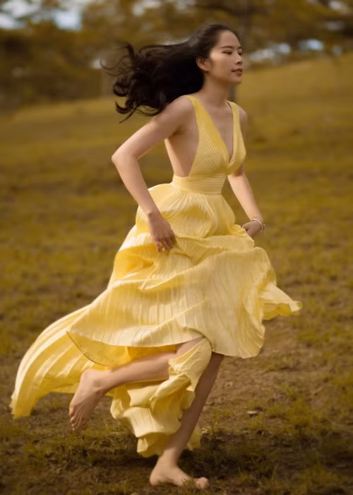 Chân dài sinh năm 1996 khoe vẻ quyến rũ với váy khoét ngực sâu.