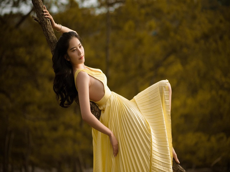 Vóc dáng của Nam Em được khen cân đối, gợi cảm.