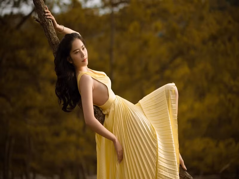 Vóc dáng của Nam Em được khen cân đối, gợi cảm.