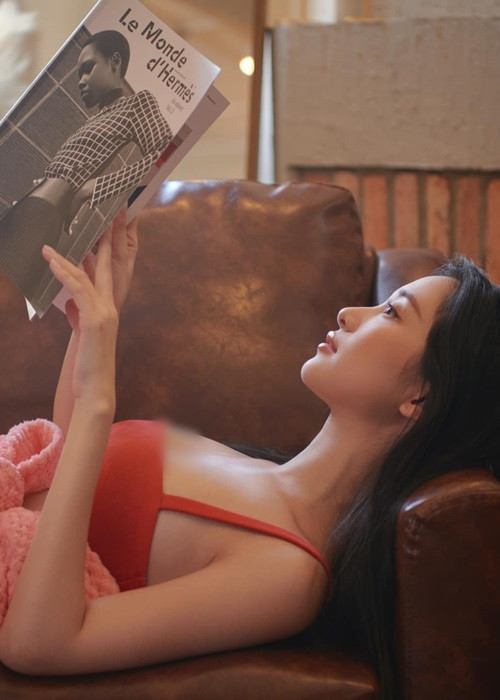 Nữ diễn viên sinh năm 1995 ăn mặc táo bạo hơn sau khi nâng cấp đôi gò bồng đảo.