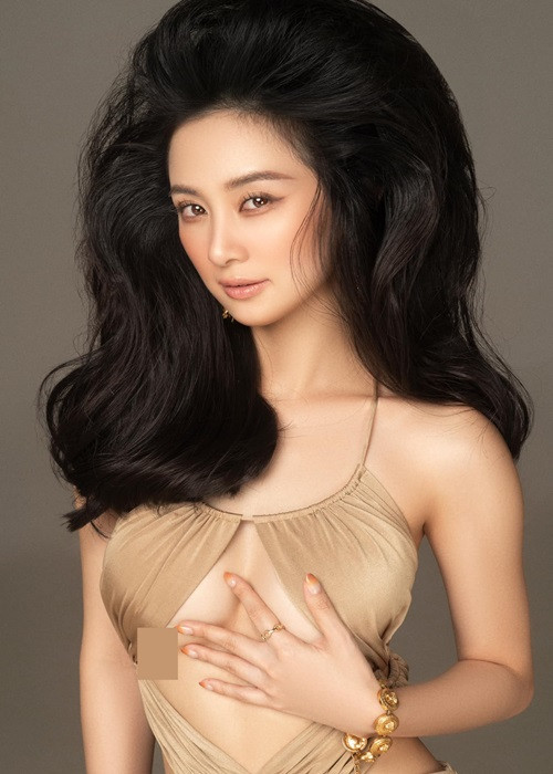 Nữ diễn viên “Tháng năm rực rỡ” chăm chỉ thực hiện các bộ ảnh trong trang phục giúp tôn vòng một.