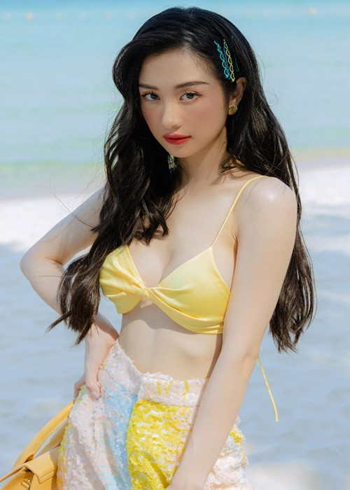 "Cân đo" style thời trang của Jun Vũ - Quỳnh Nga sau khi “bơm ngực” Jun Vũ là một trong những mỹ nhân Việt nâng ngực. Cô dao kéo vòng một bởi diễn viên cần ngoại hình sáng.