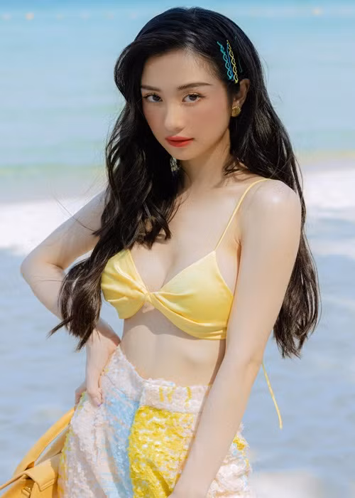 Jun Vũ là một trong những mỹ nhân Việt nâng ngực. Cô dao kéo vòng một bởi diễn viên cần ngoại hình sáng.