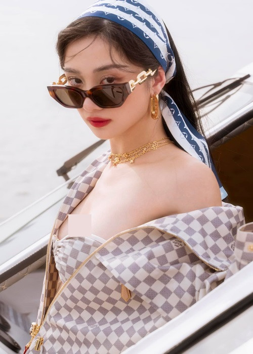 Sau khi nâng ngực, Jun Vũ không cần đến phụ kiện nâng đẩy để vòng một quyến rũ hơn.