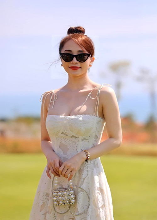 Style yêu thích của Quỳnh Nga sau khi dao kéo là váy cắt cúp.