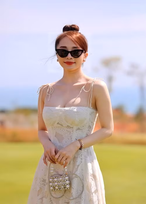 Style yêu thích của Quỳnh Nga sau khi dao kéo là váy cắt cúp.