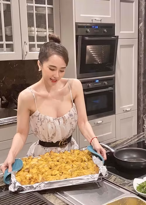 Giống Jun Vũ, Quỳnh Nga cũng nâng ngực. Vòng một của "cá sấu chúa" tăng thêm 15 cm.