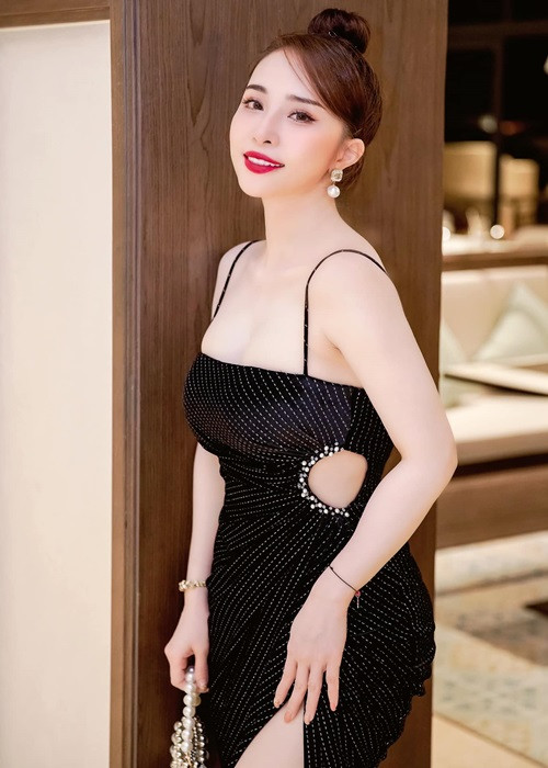 Mặc gợi cảm khi xuất hiện, Quỳnh Nga hướng mọi sự chú ý vào khuôn ngực.