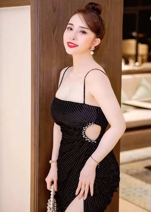 Mặc gợi cảm khi xuất hiện, Quỳnh Nga hướng mọi sự chú ý vào khuôn ngực.