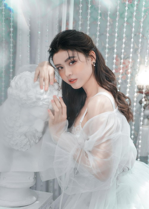 Năm 2017, Trương Quỳnh Anh công khai việc nâng ngực, hút mỡ má, nọng cằm, mở góc mắt, cấy mỡ tự thân trán, thái dương và hút mỡ cánh tay.