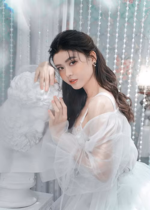 Năm 2017, Trương Quỳnh Anh công khai việc nâng ngực, hút mỡ má, nọng cằm, mở góc mắt, cấy mỡ tự thân trán, thái dương và hút mỡ cánh tay.