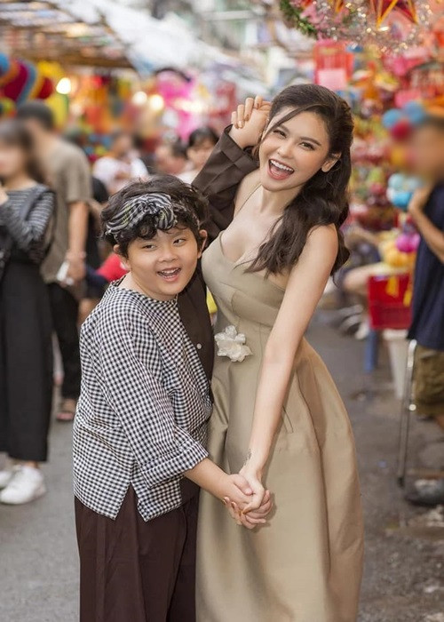 Trương Quỳnh Anh ngày càng trẻ trung, quyến rũ. Chụp ảnh cùng con trai, cô được nhiều người nhận xét trẻ như chị của bé Sushi.