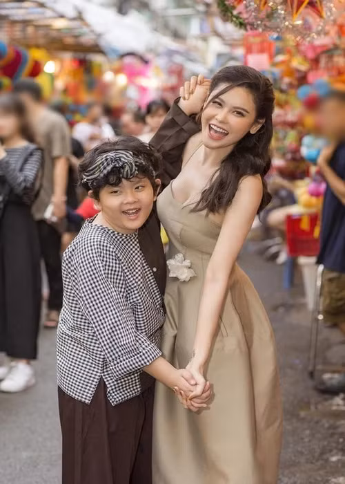 Trương Quỳnh Anh ngày càng trẻ trung, quyến rũ. Chụp ảnh cùng con trai, cô được nhiều người nhận xét trẻ như chị của bé Sushi.