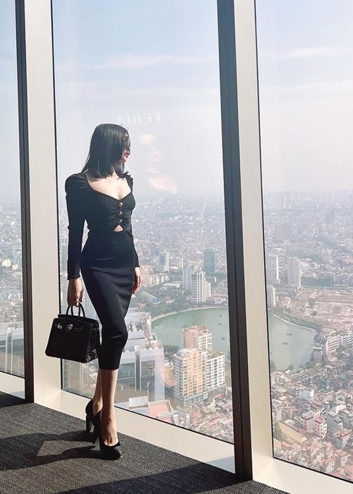 Một số cư dân mạng đặt nghi vấn Lệ Quyên mặc quần độn vòng ba bởi cho rằng Lệ Quyên có thân hình khá mảnh mai nên việc sở hữu vòng ba cong vút dường như là điều khó tin.