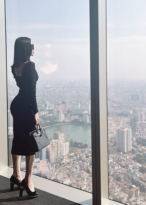 Mới đây, Lệ Quyên đăng tải loạt ảnh diện váy len thun khoe vòng ba cong vút thu hút mọi ánh nhìn.