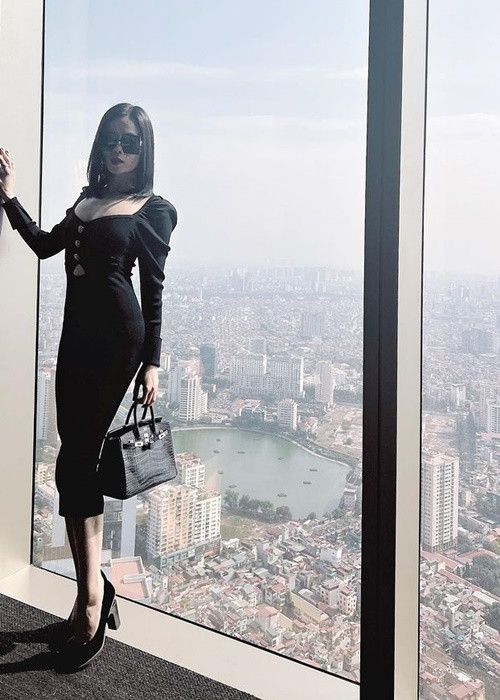 Nghi vấn Lệ Quyên "nhờ vả" quần độn mông vừa được người trong cuộc làm rõ. Nữ ca sĩ cho hay: "Các bạn bảo tớ mặc quần độn mông. Thành quả tập xứng đáng thật. Vui ghê. Chứng tỏ ngon như vòng ba độn rồi".