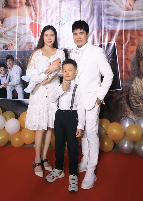 Thùy Uyên từng khoe được chồng chiều chuộng. Cô chia sẻ: "Có lúc Uyên vừa mới đi ra khỏi nhà được nửa tiếng thôi thì thấy gọi Uyên. Uyên hỏi: Ủa gọi chi vậy ông?" Anh bảo: Tôi nhớ bà tôi gọi được không". Ảnh: Phụ nữ Việt Nam