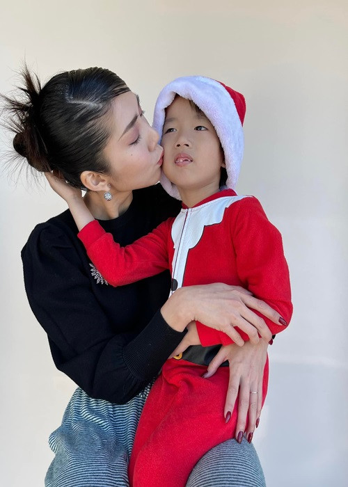 Khi con trai xuất hiện những dấu hiệu tự kỷ như chậm nói, tăng động, Ngọc Quyên đã đưa con trai cùng đi du lịch vòng quanh nước Mỹ, dành nhiều thời gian cho con.