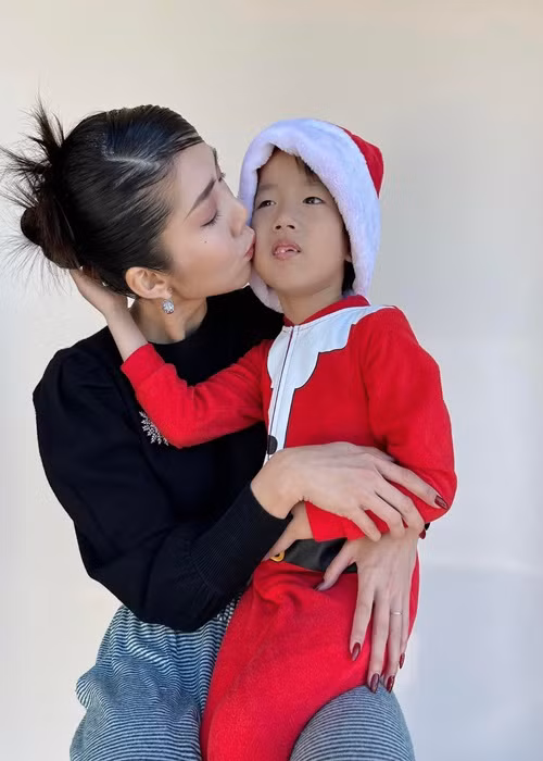 Khi con trai xuất hiện những dấu hiệu tự kỷ như chậm nói, tăng động, Ngọc Quyên đã đưa con trai cùng đi du lịch vòng quanh nước Mỹ, dành nhiều thời gian cho con.