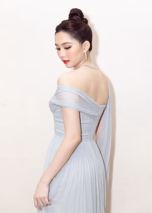 Từ khi đăng quang Hoa hậu Việt Nam 2012, Thu Thảo được người hâm mộ ưu ái dành tặng danh hiệu "thần tiên tỷ tỷ".