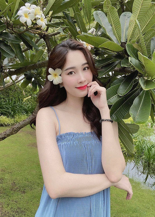 Thu Thảo khiến nhiều người trầm trồ bởi gương mặt đẹp không tỳ vết, vóc dáng thon thả.