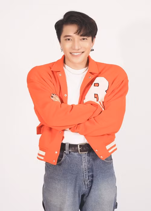 “Nhiều tin đồn rất buồn cười, nói tôi cặp đại gia, mỗi tháng được cho hai triệu rưỡi. Thậm chí, có người còn gọi điện thoại hỏi giá. Ban đầu, tôi không hiểu họ hỏi giá gì nên phía này cúp máy. Sau đó, người này gọi tiếp và hỏi câu y chang. Đến lần thứ ba, tôi nhấc máy lên nói rằng hỏi gì không hiểu, thế là người này chửi tôi đã đi khách rồi mà còn chảnh nữa”, nam nhạc sĩ cho hay.