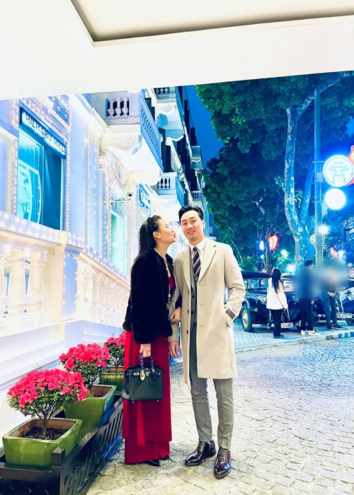 Mỗi dịp lễ Tết hay kỷ niệm, Thành Trung tặng Ngọc Hương những món quà đồ hiệu đắt tiền hoặc đưa vợ đi du lịch, ăn uống.