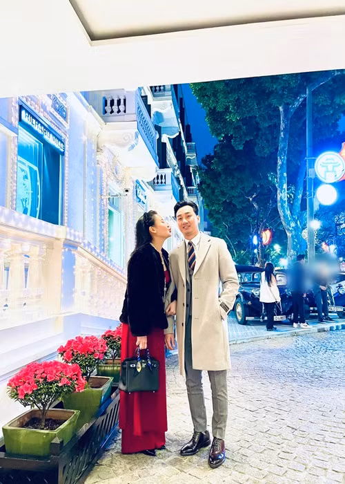 Mỗi dịp lễ Tết hay kỷ niệm, Thành Trung tặng Ngọc Hương những món quà đồ hiệu đắt tiền hoặc đưa vợ đi du lịch, ăn uống.