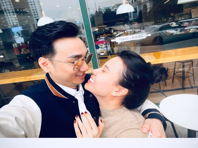 "Bản thân vợ mình là một người rất thẳng tính và rất ngang bướng khi còn trẻ. Khi yêu mình, lập gia đình, có 2 con, cô ấy thay đổi rất nhiều trở thành người phụ nữ đằm hơn, sâu sắc hơn, chia sẻ nhiều hơn", "Táo Y tế" chia sẻ.