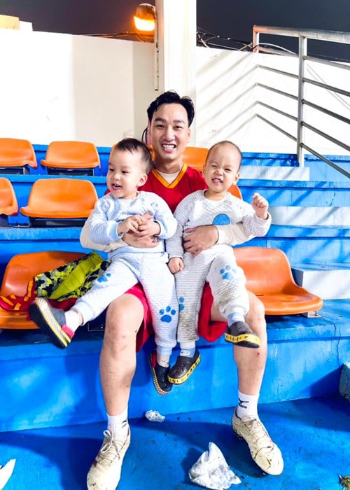Thành Trung thường xuyên đưa con đến sân bóng đá để xem các trận đấu của mình.