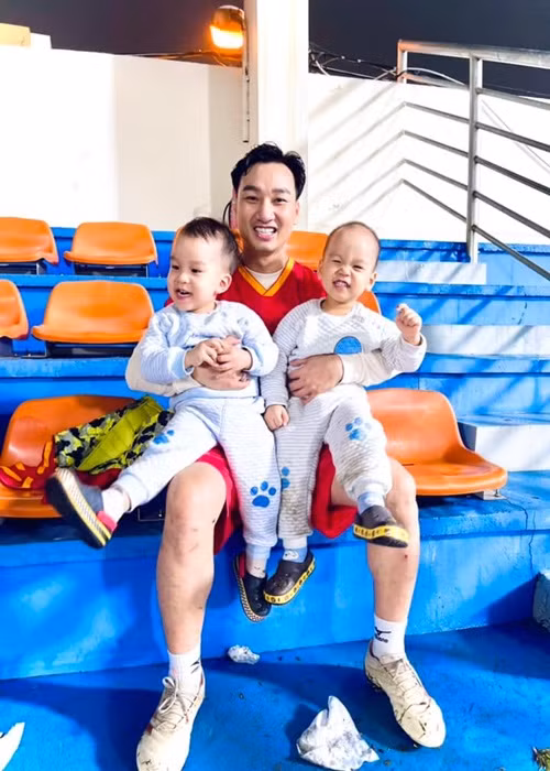 Thành Trung thường xuyên đưa con đến sân bóng đá để xem các trận đấu của mình.