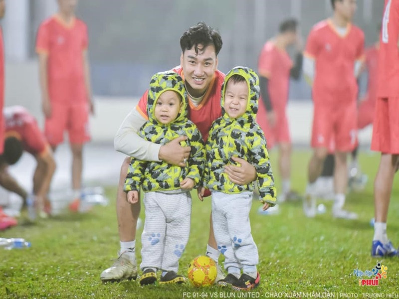 Nam MC ra dáng là ông bố bỉm sữa.