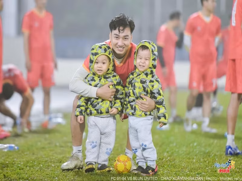 Nam MC ra dáng là ông bố bỉm sữa.