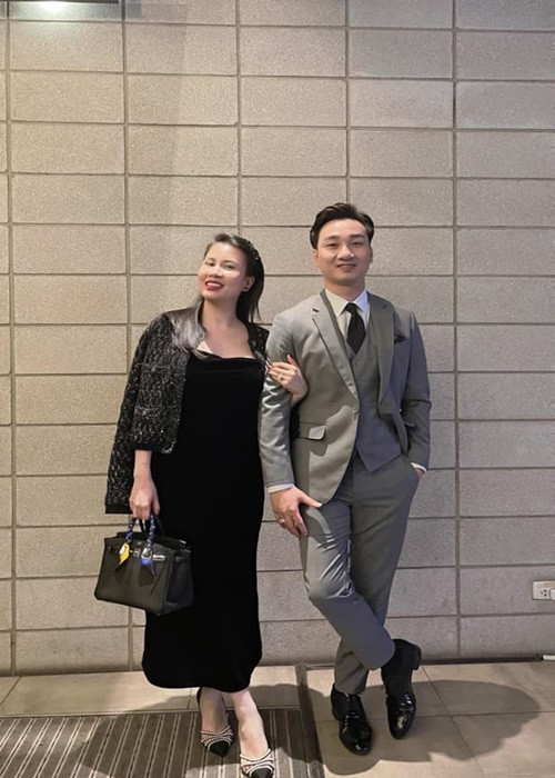 Thành Trung còn nhắn nhủ vợ kỷ niệm 5 năm ngày cưới: "Đến hết cuộc đời này và kiếp sống này thì em vẫn luôn phải ở bên chăm sóc, yêu thương ba con anh và hương khói cho tổ tiên dòng họ Võ, em có biết không còn anh sẽ phấn đấu hơn nữa để tất cả những gì anh có sẽ là của mẹ con em, em yên tâm nhé. Anh yêu em và các con mãi mãi".