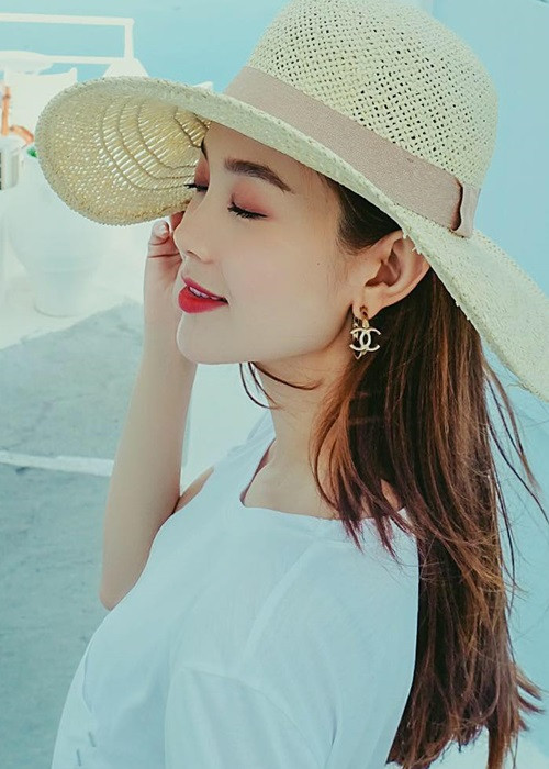 Ngoài ra, Minh Hằng tiết lộ bạn trai là người sâu sắc, vui tính, rất chiều chuộng cô. Cũng theo nữ ca sĩ, mặc dù bạn trai hay ghen nhưng luôn hiểu cho công việc của cô. Ngoài cuộc sống, Minh Hằng và bạn trai còn đồng hành trong công việc kinh doanh. Ảnh: FBNV