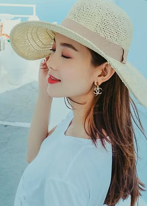 Ngoài ra, Minh Hằng tiết lộ bạn trai là người sâu sắc, vui tính, rất chiều chuộng cô. Cũng theo nữ ca sĩ, mặc dù bạn trai hay ghen nhưng luôn hiểu cho công việc của cô. Ngoài cuộc sống, Minh Hằng và bạn trai còn đồng hành trong công việc kinh doanh. Ảnh: FBNV