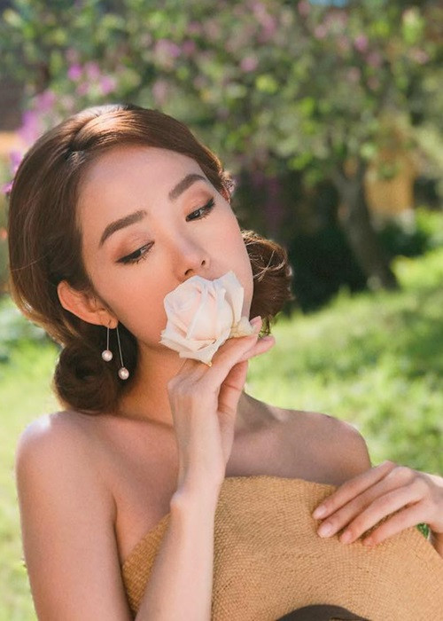 Ngoài ra, Minh Hằng tiết lộ bạn trai là người sâu sắc, vui tính, rất chiều chuộng cô. "Người yêu nói tôi dữ, đanh đá nhưng vẫn yêu, vẫn chiều cho đến lúc tôi hư, không ai có thể yêu được nữa ngoại trừ anh ấy", nữ ca sĩ chia sẻ. Ảnh: FBNV