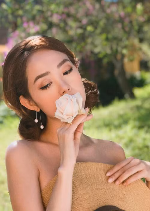 Ngoài ra, Minh Hằng tiết lộ bạn trai là người sâu sắc, vui tính, rất chiều chuộng cô. "Người yêu nói tôi dữ, đanh đá nhưng vẫn yêu, vẫn chiều cho đến lúc tôi hư, không ai có thể yêu được nữa ngoại trừ anh ấy", nữ ca sĩ chia sẻ. Ảnh: FBNV