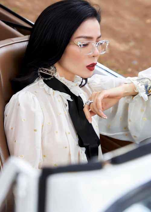 Hiện tại, Lệ Quyên không chỉ nổi tiếng là một giọng ca đỉnh cao mà còn khiến khán giả phải suýt xoa với sắc vóc không tuổi mỗi lần xuất hiện.