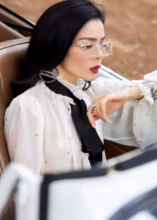 Hiện tại, Lệ Quyên không chỉ nổi tiếng là một giọng ca đỉnh cao mà còn khiến khán giả phải suýt xoa với sắc vóc không tuổi mỗi lần xuất hiện.