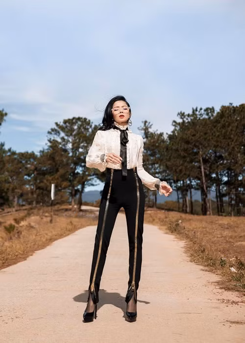 "Lệ Quyên sẽ làm trọn vẹn vai trò và trách nhiệm của mình để cùng hội đồng giám khảo tìm ra bông hoa có sắc hương ngọt ngào nhất tài sắc vẹn toàn nhất cho vương miện năm nay”, Lệ Quyên chia sẻ.