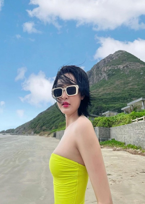 Nữ ca sĩ sinh năm 1997 tự tin khoe đường cong nóng bỏng với bikini. Ảnh: Dân Việt