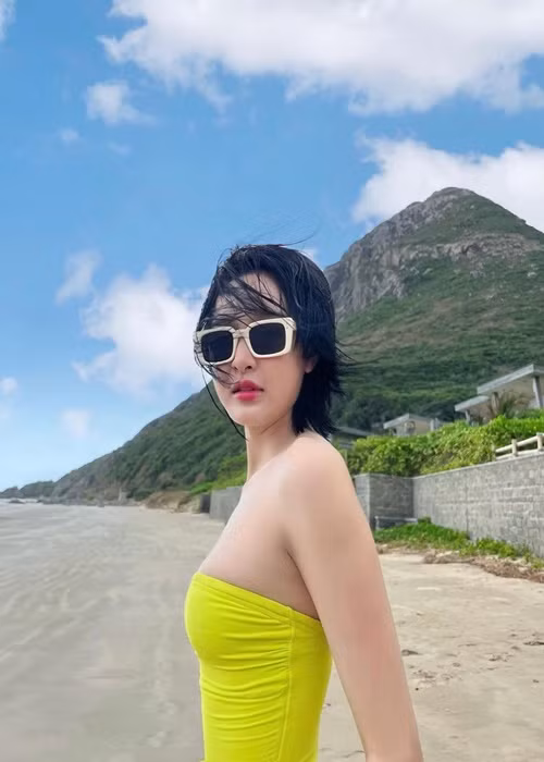 Nữ ca sĩ sinh năm 1997 tự tin khoe đường cong nóng bỏng với bikini. Ảnh: Dân Việt