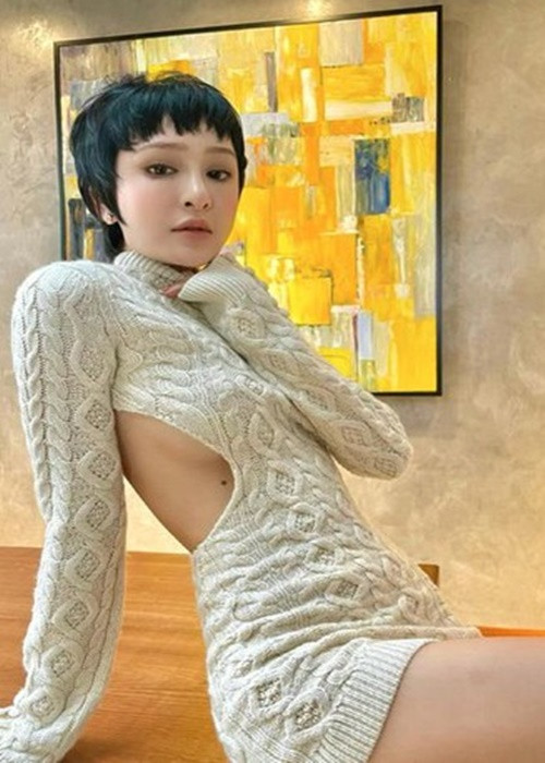 Giọng ca "Gặp nhưng không ở lại" cũng tự tin diện mốt "thả rông" vòng 1. Ảnh: Vietnamnet