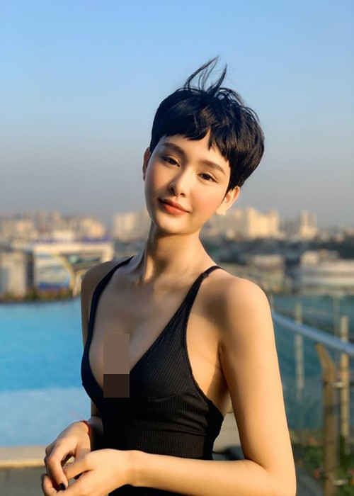 Vòng một của Hiền Hồ hút mắt người đối diện khi nữ ca sĩ mặc áo tắm một mảnh. Ảnh: Người lao động