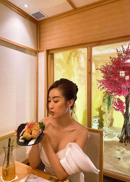 Hiện tại, ngoài làm người mẫu, Mỹ Linh theo đuổi công việc dẫn chương trình.