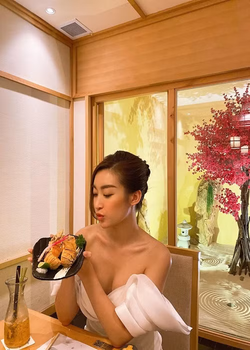 Hiện tại, ngoài làm người mẫu, Mỹ Linh theo đuổi công việc dẫn chương trình.