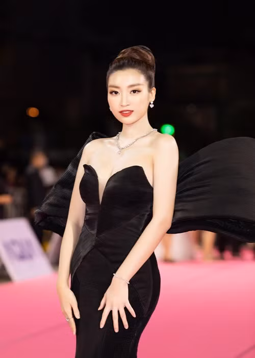 Anh goi cam khien canh may rau “chao dao” cua Hoa hau Do My Linh