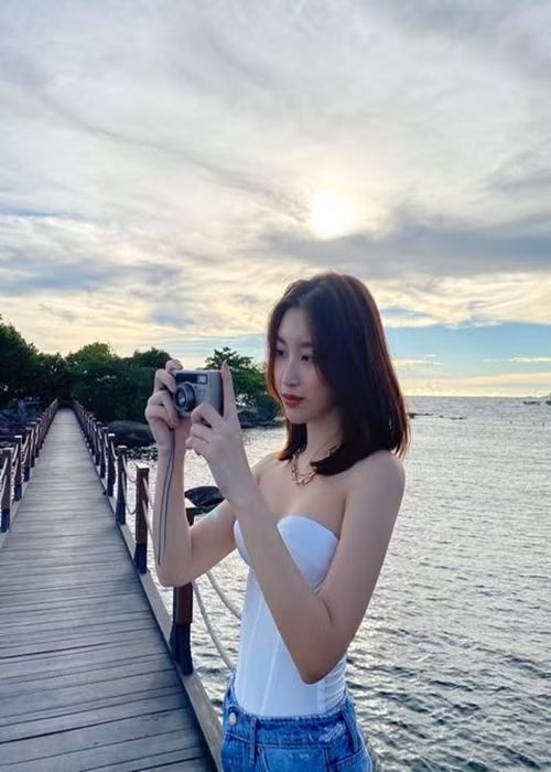 Mẫu áo cúp ngực giúp Mỹ Linh tôn lên bờ vai trần thon thả, gợi cảm.