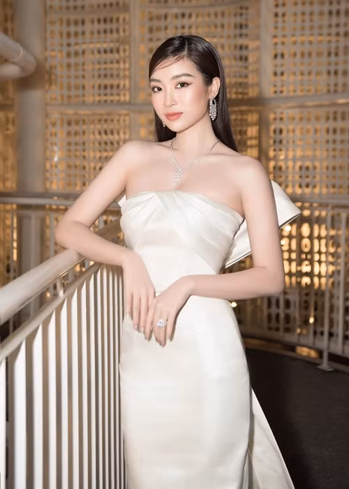 Nàng hoa hậu khá kín tiếng nên chưa từng công khai bất kì mối tình nào sau khi bước vào showbiz.